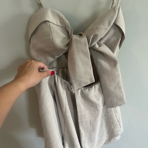 Boutique Elegant Beige front Bow-Tie zipper romper - Picture 2 of 4